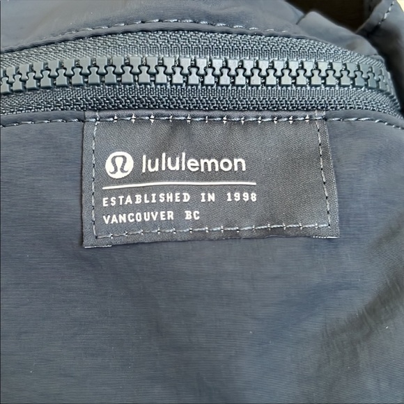 ❤️ Lululemon Clean Lines Belt Bag Iron Blue NWT - Picture 3 of 3